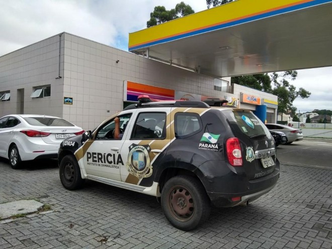 Ladrões usam guarda-sol para roubar posto de combustíveis no bairro Bacacheri, em Curitiba. | Gerson Klaina / Tribuna do Paraná