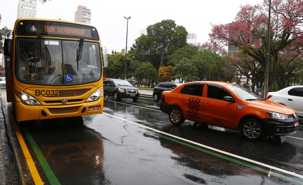Faixa fica em frente à Praça Rui Barbosa | Aniele Nascimento/Gazeta do Povo