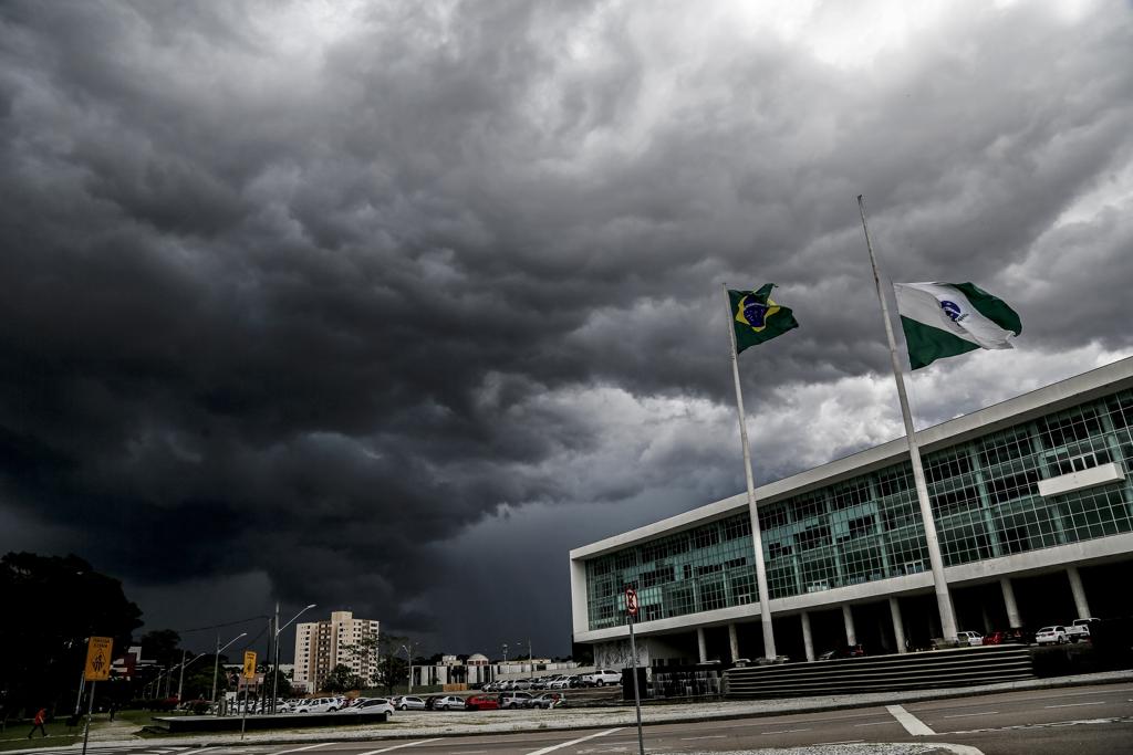 Não se engane: se a nuvem escureceu, é melhor se preparar para a chuva que vai cair. | André Rodrigues/Gazeta do Povo