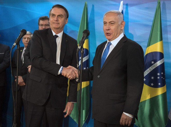 O presidente Jair Bolsonaro cumprimenta o primeiro-ministro de Israel, Benjamin Netanyahu, em seu gabinete em Jerusalém, 31 de março | HEIDI LEVINE/AFP
