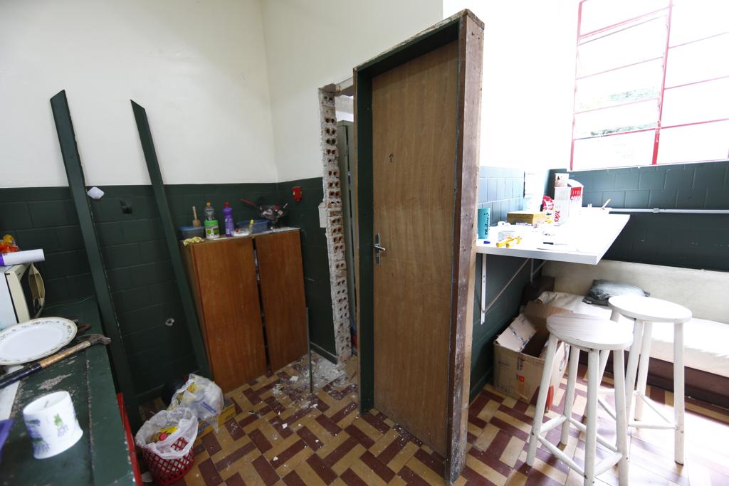 Ladrões arrancaram a porta para furtar o Centro Acadêmico de Zootecnia. | Aniele Nascimento/Gazeta do Povo