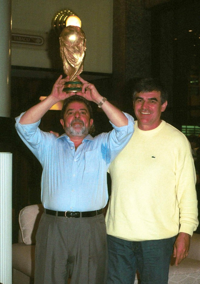 Em campanha presidencial de 2002, Lula foi agraciado com a taça Fifa pelo cartola paranaense. | VICENTE DE MATTOS/VICENTE DE MATTOS