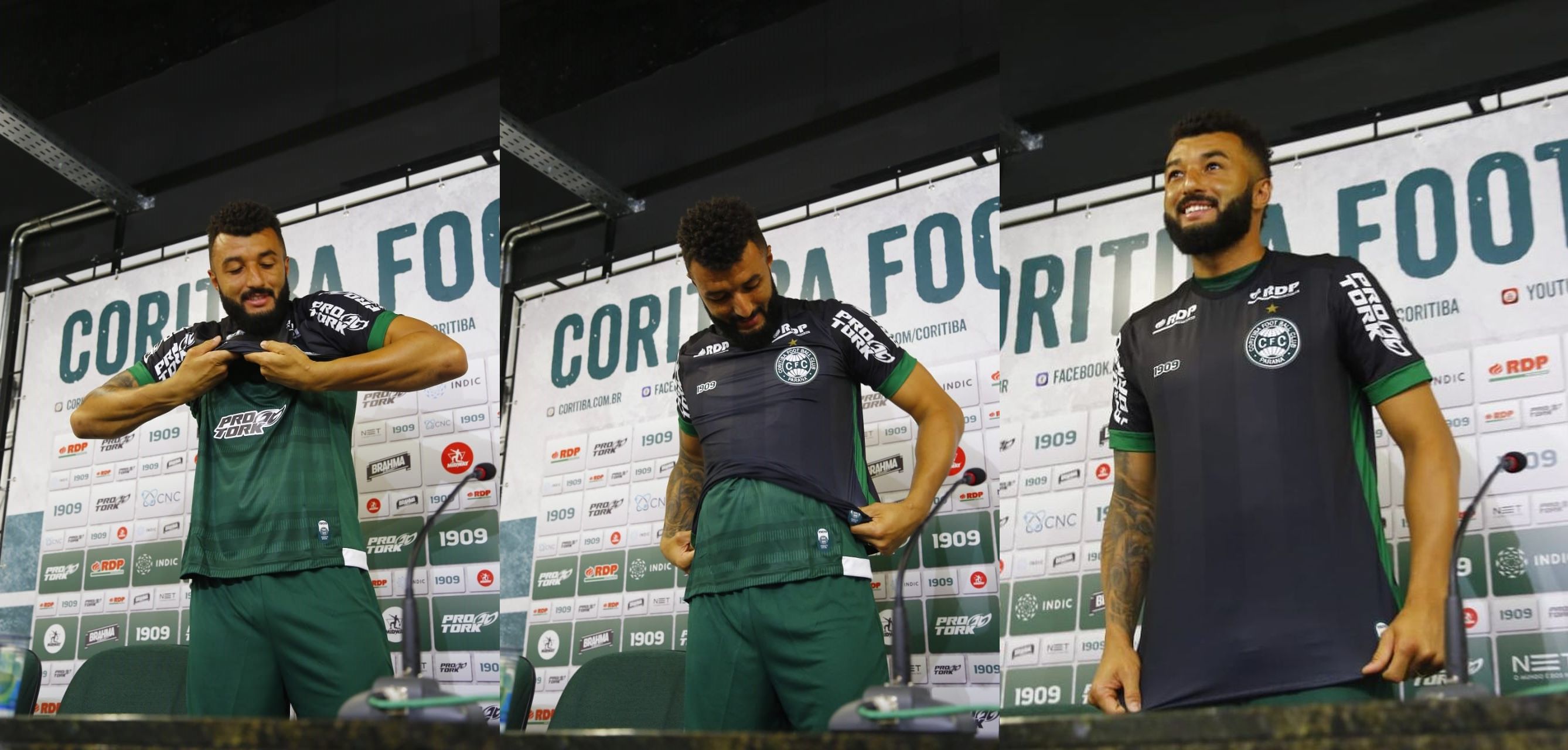 Muralha veste a camisa do Coritiba em apresentação oficial. | /André Rodrigues/Gazeta do Povo