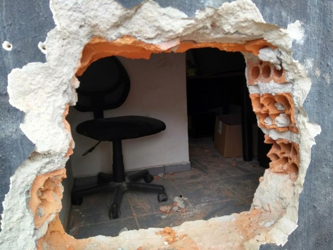 Ladrões usam guarda-sol para roubar posto de combustíveis no bairro Bacacheri, em Curitiba. | Gerson Klaina / Tribuna do Paraná