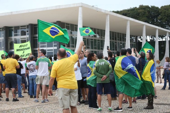 Apoiadores da Lava Jato protestam contra decisão do STF. | Antônio Cruz/Agência Brasil