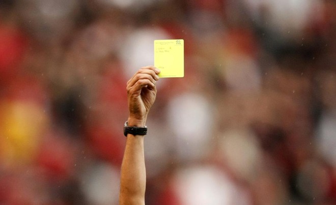 Com as novas regras, membros da comissão técnica também poderão ser amarelados pelo árbitro | Rodolfo Buhrer/ Agencia Gazeta