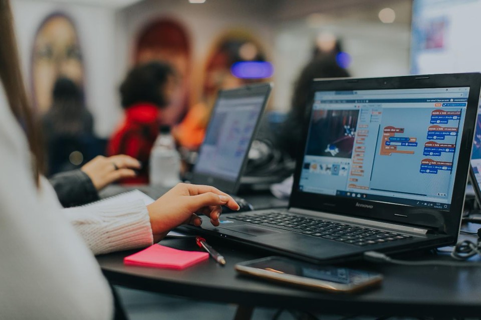 Ebanx lança EAD gratuito de programação para meninas de todo o Brasil Na foto, um dos cursos presenciais do Girls 4 Tech, em 2018, na sede do Ebanx | Divulgação/Ebanx