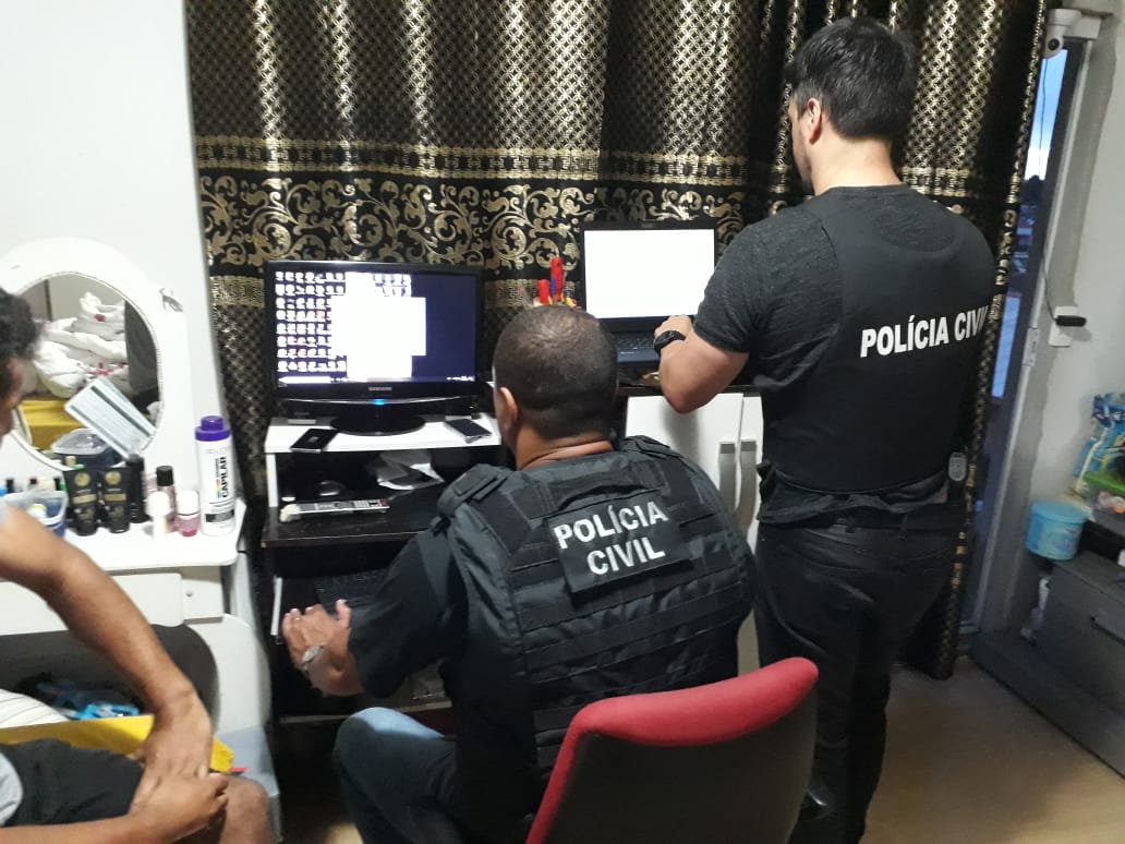 Investigadores buscam material relacionado a abuso e exploração sexual em computadores de suspeitos. | Polícia Civil/