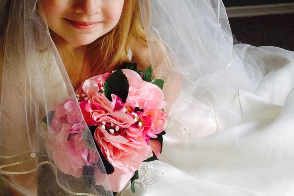 Criança vestida de noiva. Imagem ilustrativa. | Reprodução/
Pixabay