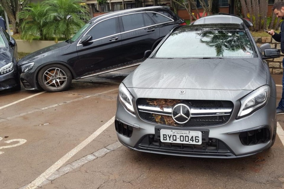 Carros da frota interna da Mercedes-Benz foram afetados pela inundação que tomou a fábrica de São Bernardo do Campo. | Reprodução / Internet