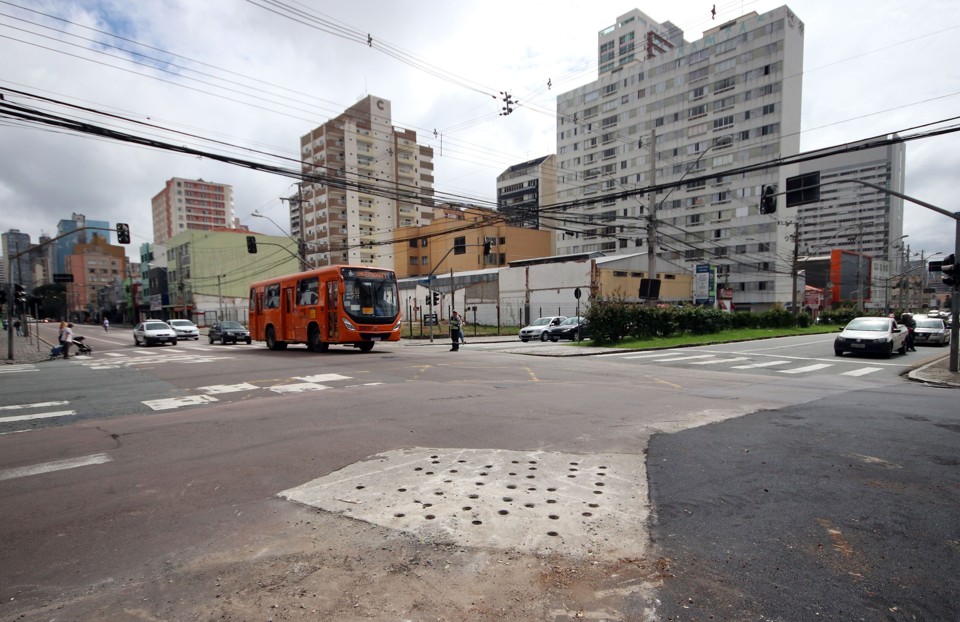 Após reparos emergenciais, trânsito na Rua Desembargador Westphalen foi liberado atá a obra em toda a extensão da via. | Lucilia Guimarães - Prefeitura de Curitiba/