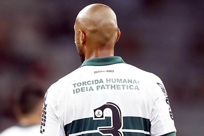 Camisa usada pelo Coritiba no Atletiba da polêmica “torcida humana”. | Albari Rosa/Gazeta do Povo