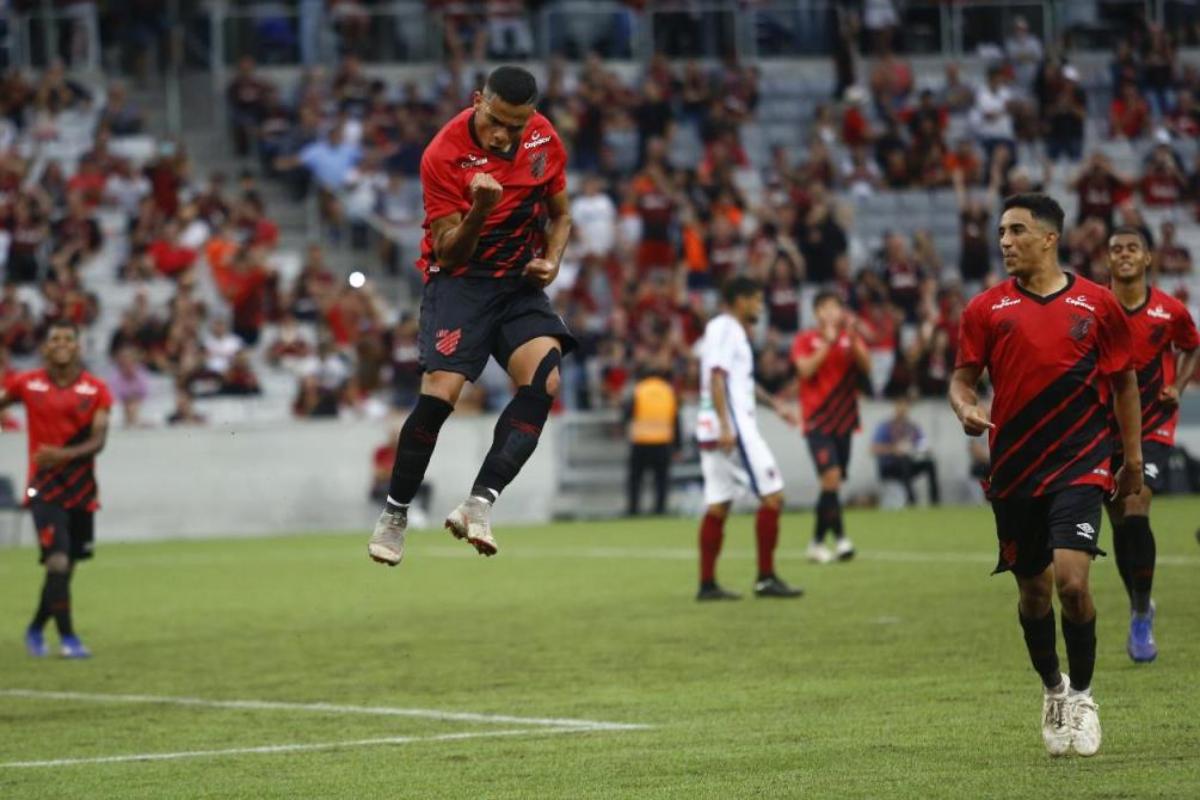 Bruno Rodrigues comemora um dos gols do Furacão na goleada por 8 a 2 na Arena. | Letícia Akemi/Gazeta do Povo