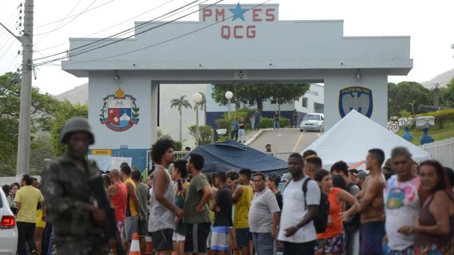 Protesto de moradores em frente ao quartel da PM em Vitória, em 2017: Espírito Santo já fez o seu ajuste fiscal e tem capacidade de pagamento, segundo o Tesouro. Mas para isso teve de enfrentar reações como a greve de policiais. | Tânia Rego
/Agência Brasil