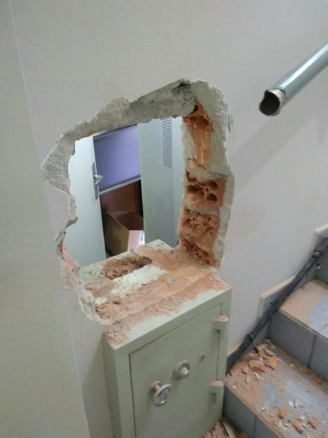 Ladrões usam guarda-sol para roubar posto de combustíveis no bairro Bacacheri, em Curitiba. | Gerson Klaina / Tribuna do Paraná