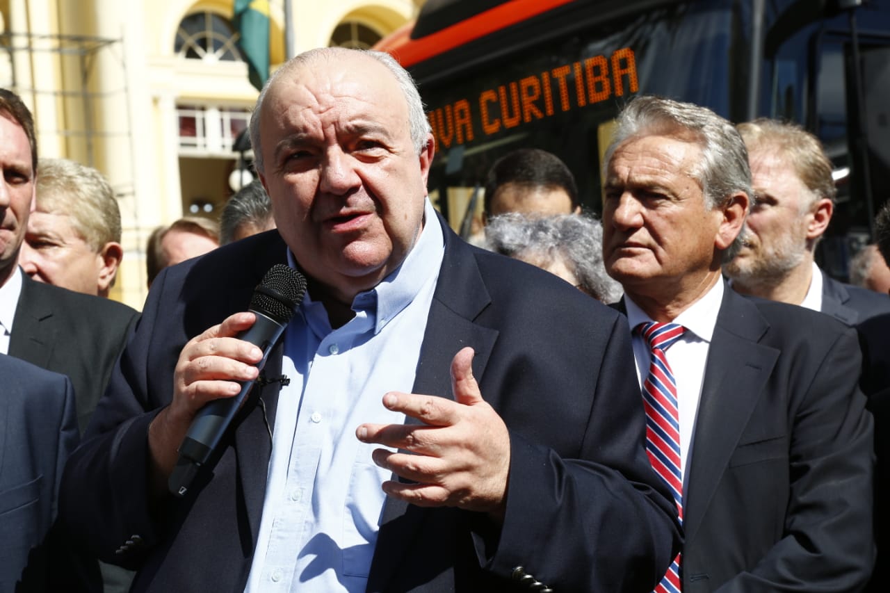 Prefeito Rafael Greca alou sobre a extensão do Ligeirão até o Capão Raso durante a entrega de novos biarticulados | Aniele Nascimento/Gazeta do Povo
