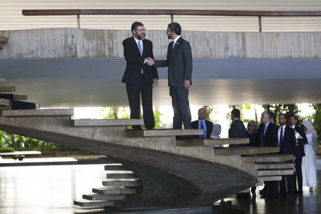 O chanceler brasileiro Ernesto Araújo cumprimenta o xeque Al Nahyan , na escadaria do Palácio do Itamaraty: aproximação começa com os Emirados. | José Cruz/Agência Brasil