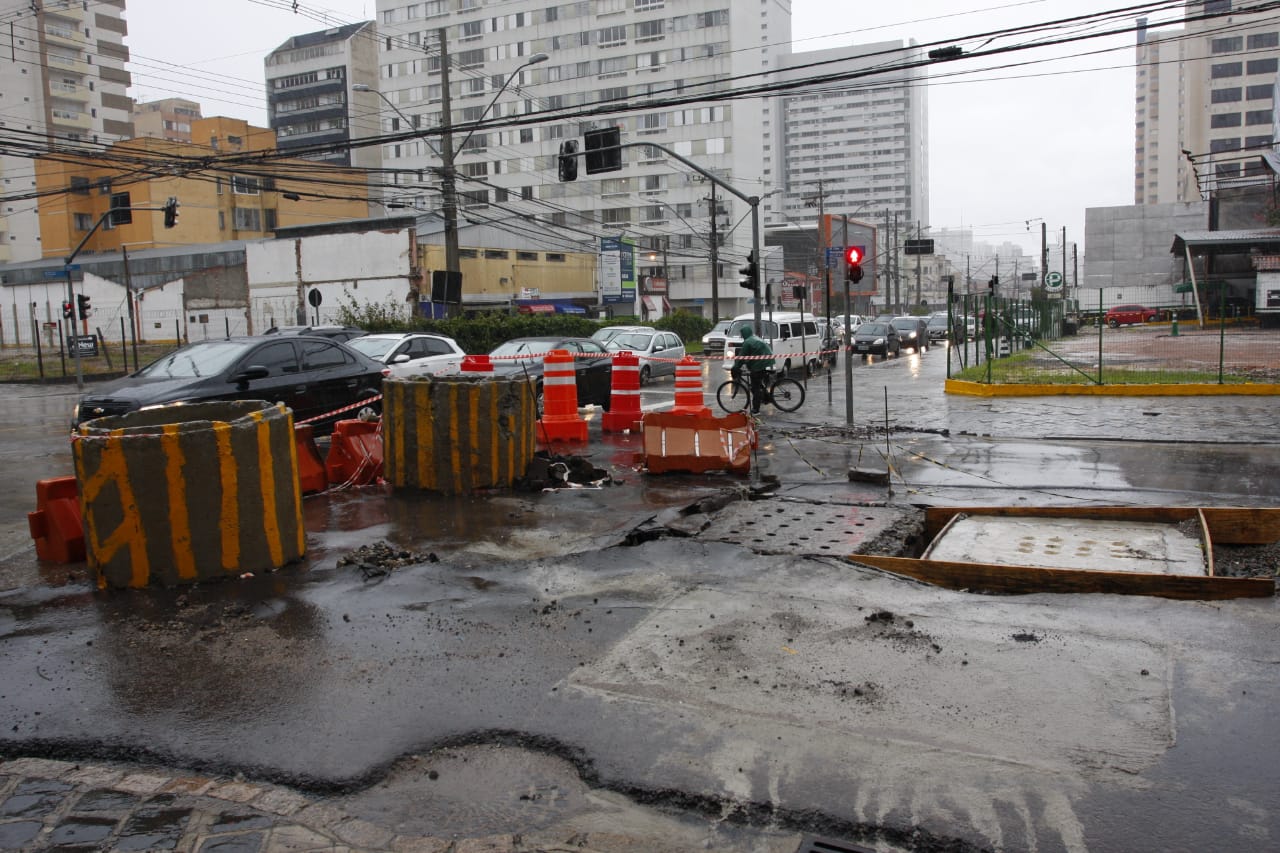 Com bloqueio total da Westphalen, trânsito na Avenida Visconde de Guarapuava ficou carregado | Cassiano Rosario/Gazeta do Povo