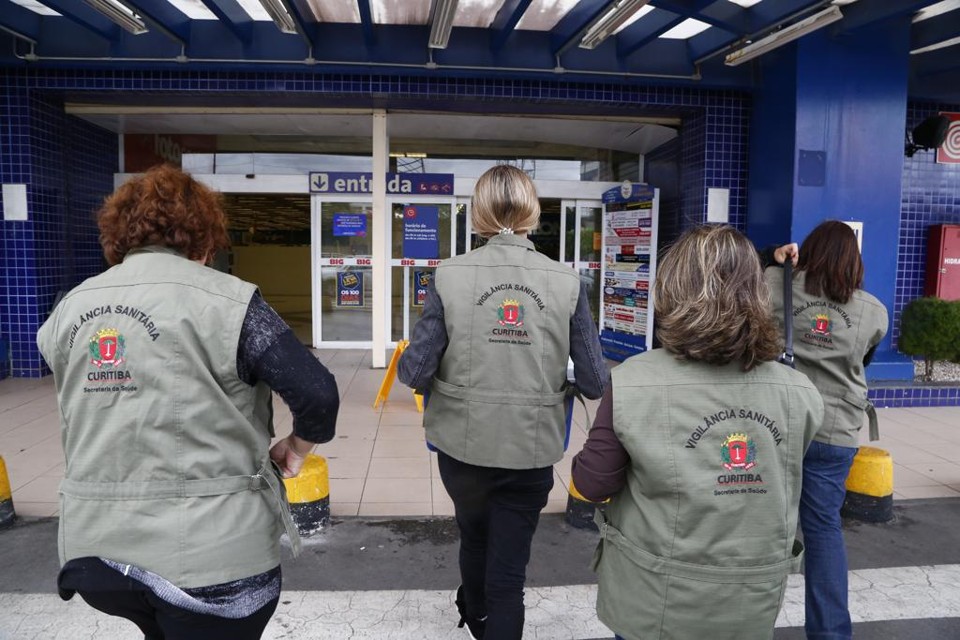 Fiscais da Vigilância Sanitária visitam supermercado de Curitiba em março de 2017, após deflagração da Operação Carne Fraca | Henry Milleo/Gazeta