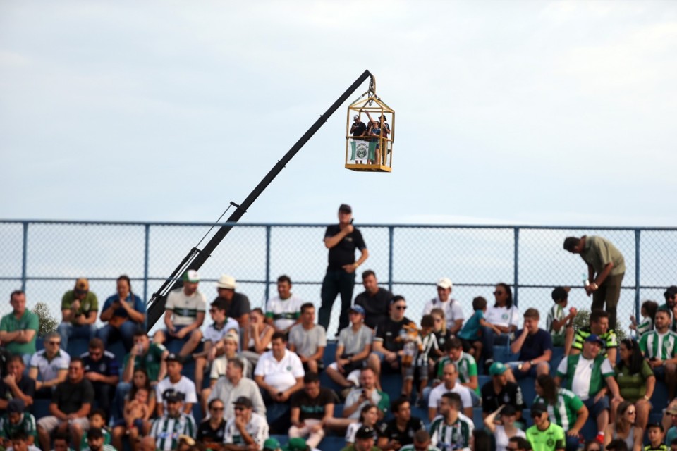 Torcedores assistem Coritiba x Paraná em guindaste no Pinhão | Albari Rosa/Gazeta do Povo