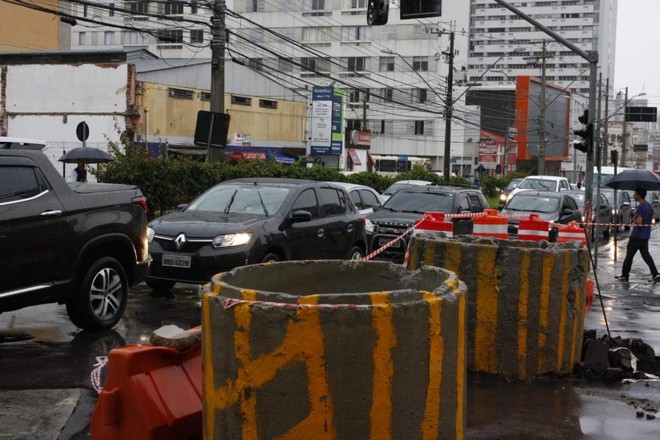 Cratera na Rua Desembargador Westaphalen voltou a abrir com a chuva de quarta-feira (6). | Cassiano RosárioGazeta do Povo