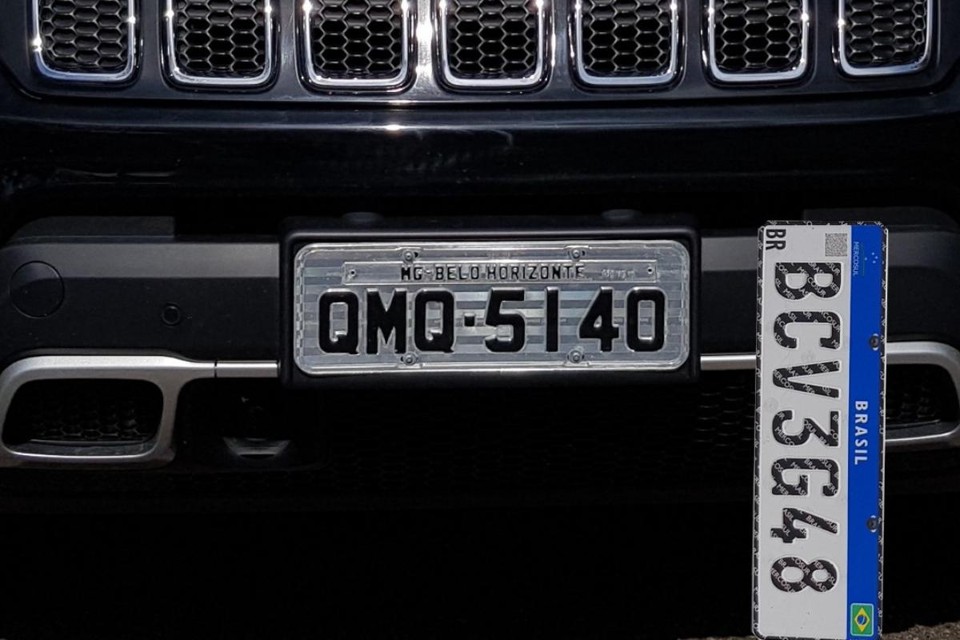 A placa Mercosul (azul e branca) já é usada em sete estados brasileiros. | MontagemGazeta do Povo