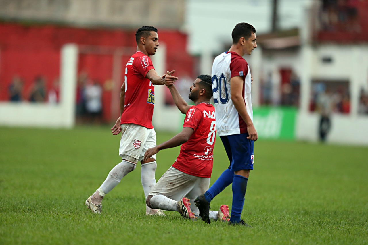 Jogadores do Rio Branco comemoram a vitória sobre o Paraná Clube na Estradinha | Albari Rosa/Gazeta do Povo