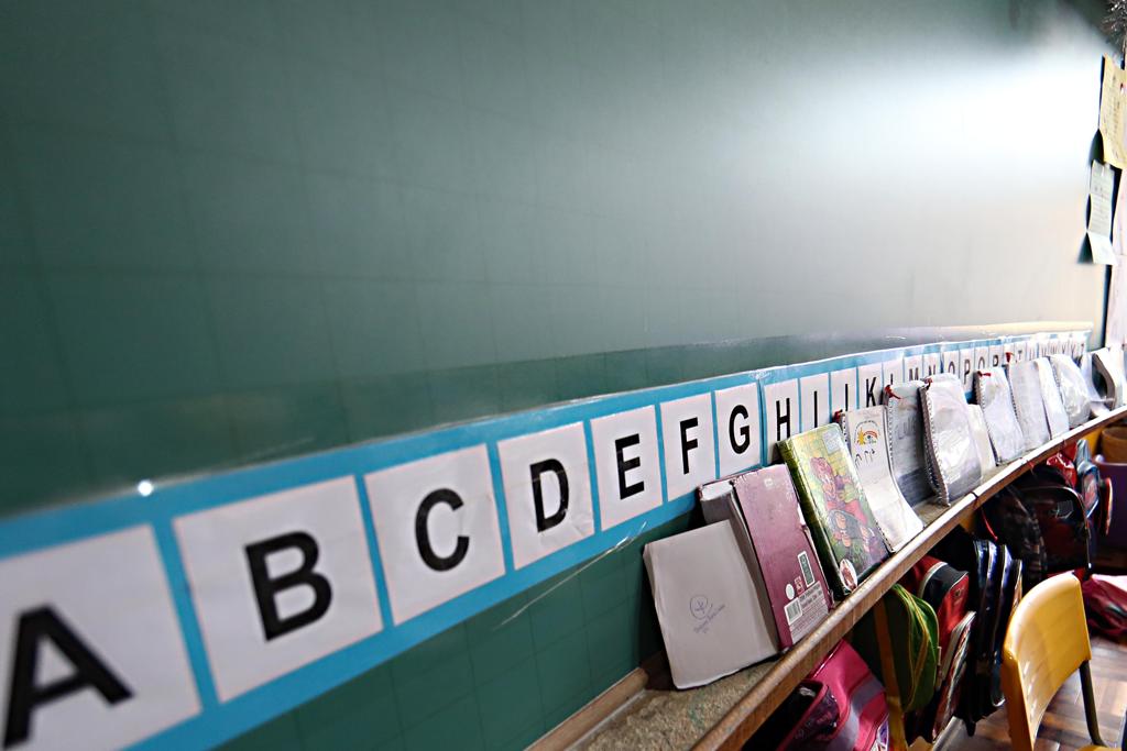 Alfabetização de adultos é feita com a ajuda de jovens do Ensino Médio. | Albari Rosa/Gazeta do Povo