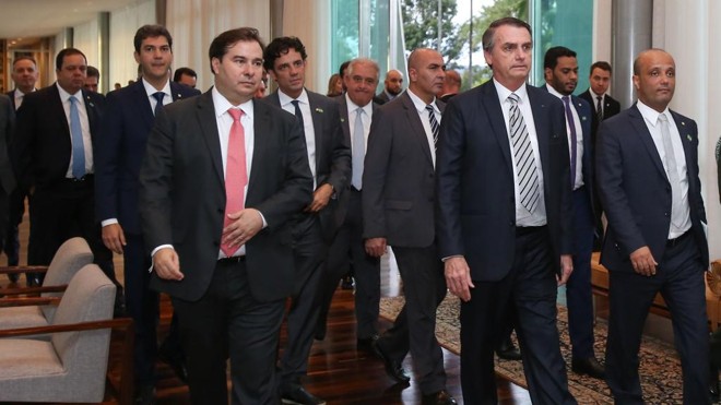 Rodrigo Maia e Jair Bolsonaro em encontro de lideranças partidárias na Câmara dos Deputados, no fim de fevereiro: parlamentares querem dar “recado” ao presidente. | Marcos Corrêa/PR