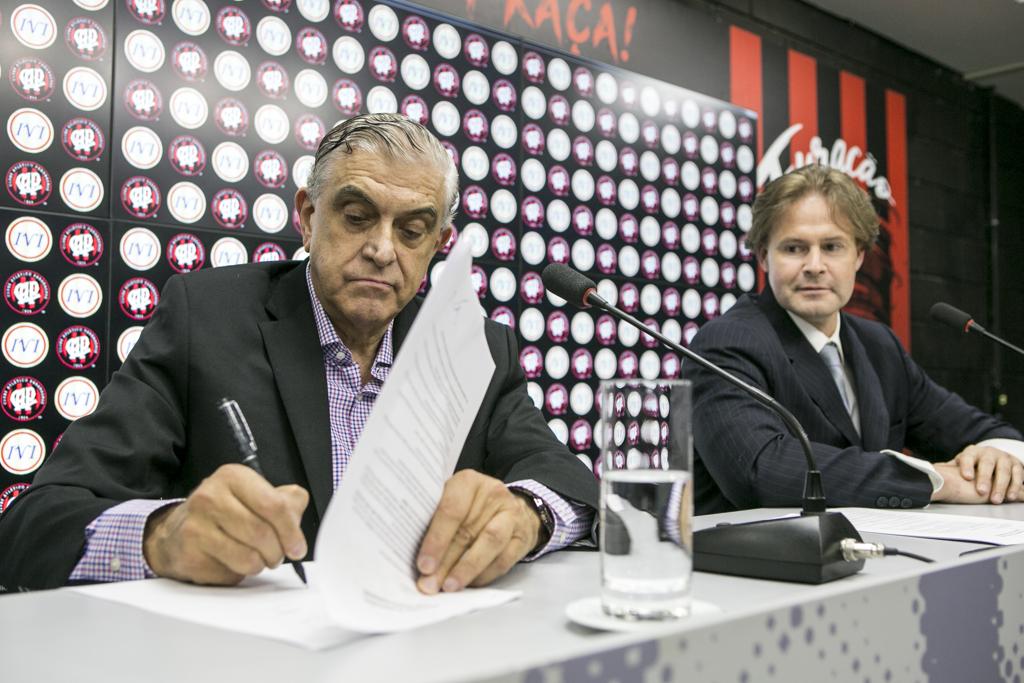 Mario Celso Petraglia assina contrato de parceria do Athletico com a Inoovi em julho de 2018 | Marcelo Andrade/Gazeta do Povo