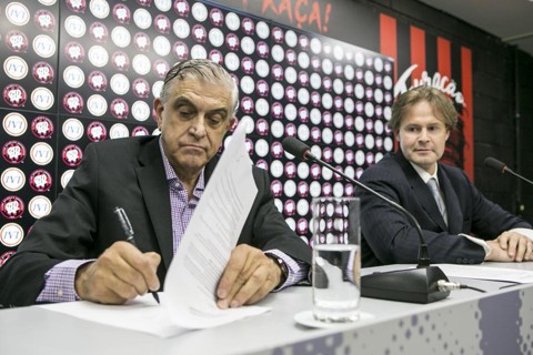 Athletico leva calote e suspende parceria com empresa de moeda virtual Mario Celso Petraglia assina contrato de parceria do Athletico com a Inoovi em julho de 2018 | Marcelo Andrade/Gazeta do Povo