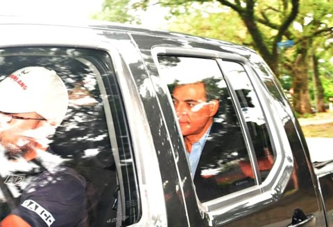 Beto Richa, ex-governador do Paraná, preso na chegada ao Gaeco, em Curitiba. | Ernani Ogata