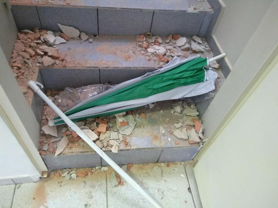 Funcionários do posto encontraram um dos guarda-sóis usados para arrombar a parede sem serem percebidos pelos sensores do alarme. | Gerson Klaina / Tribuna do Paraná/