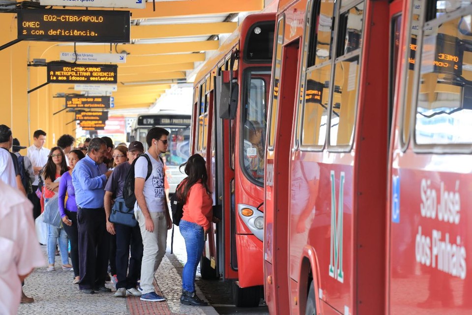 Transporte público é sinônimo de economia e agilidade nas grandes cidades | Ivonaldo AlexandreGazeta do Povo