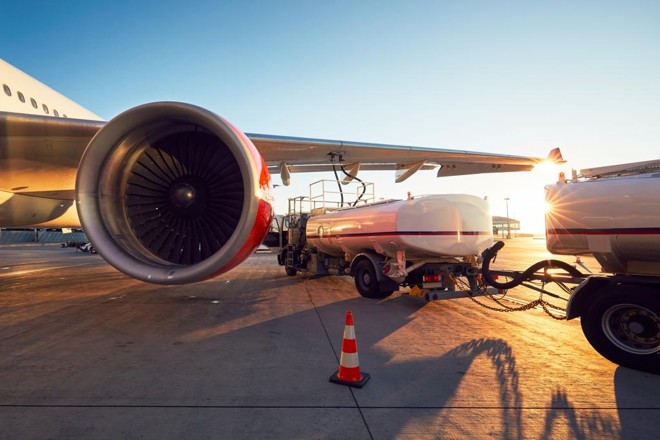 Jato comercial sendo abastecido. Nos Estados Unidos, a United Airlines, abastece diariamente suas aeronaves com combustível renovável no aeroporto de Los Angeles. | Bigstock/
