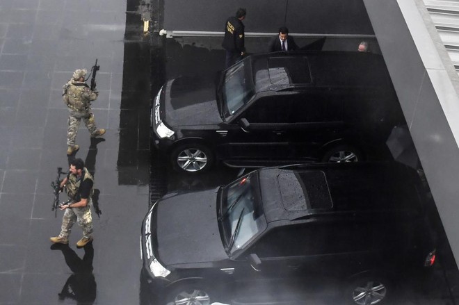 Michel Temer (no alto, à direita), entra no carro da Polícia Federal em que seria conduzido ao avião que o levou ao Rio de Janeiro. | Nelson Almeida/AFP