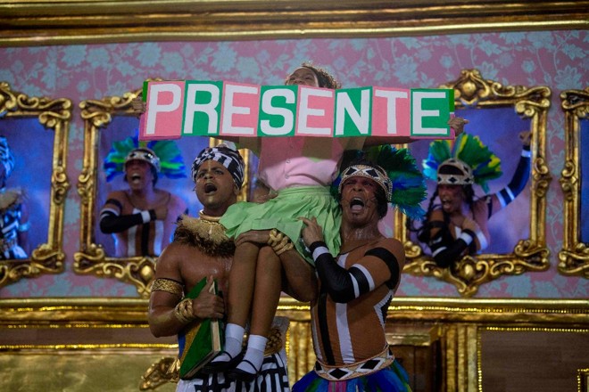 Uma menina representa a vereadora assassinada Marielle Franco, durante a segunda noite do desfile de carnaval do Rio de Janeiro, em 5 de março de 2019. | MAURO PIMENTEL/AFP