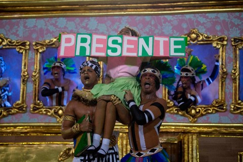 Uma menina representa a vereadora assassinada Marielle Franco, durante a segunda noite do desfile de carnaval do Rio de Janeiro, em 5 de março de 2019.  | MAURO PIMENTEL/AFP