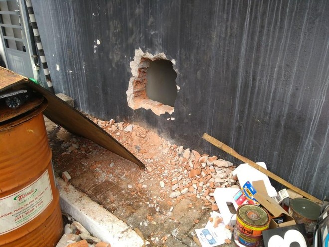 Ladrões usam guarda-sol para roubar posto de combustíveis no bairro Bacacheri, em Curitiba. | 