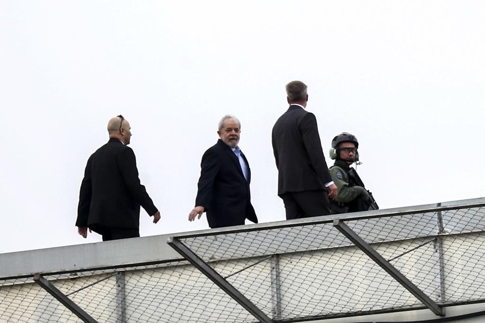 Preso há 1 ano, Lula tem rotina com advogados e programas evangélicos na TV Saída de Lula da PF, para ir a São Paulo no velório do neto de 7 anos | André Rodrigues/Gazeta do Povo