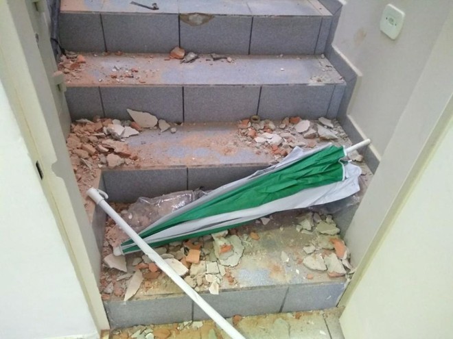 Ladrões usam guarda-sol para roubar posto de combustíveis no bairro Bacacheri, em Curitiba. | Gerson Klaina / Tribuna do Paraná