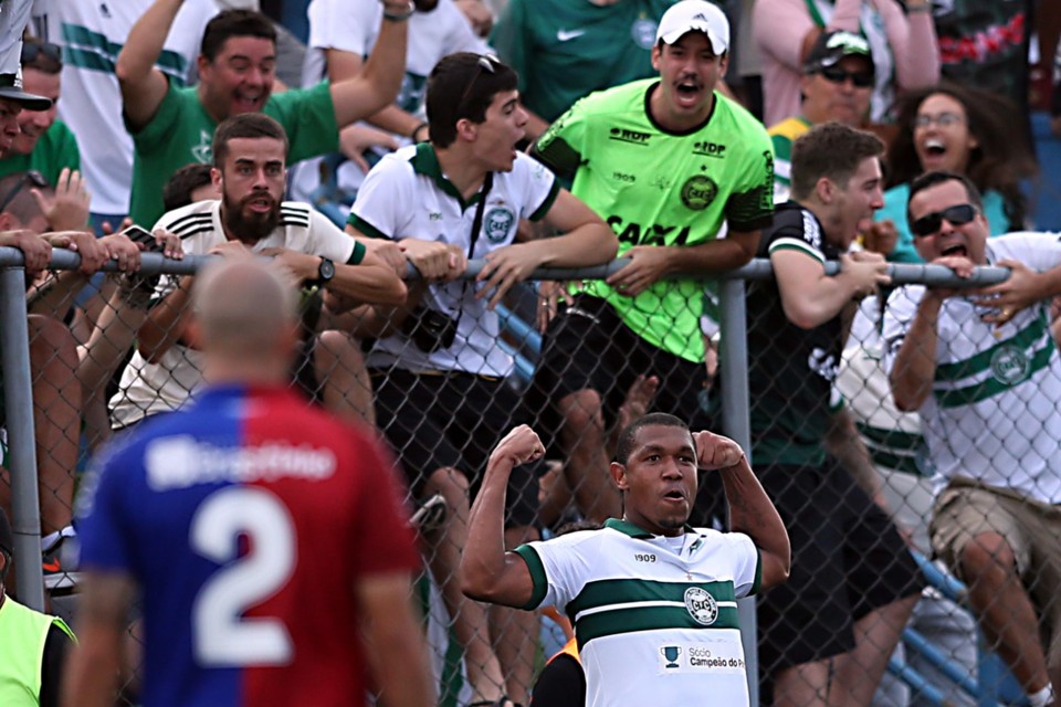 Rodrigão comemora o gol que classificou o Coritiba e eliminou o Paraná do Paranaense 2019 | Albari Rosa/Gazeta do Povo