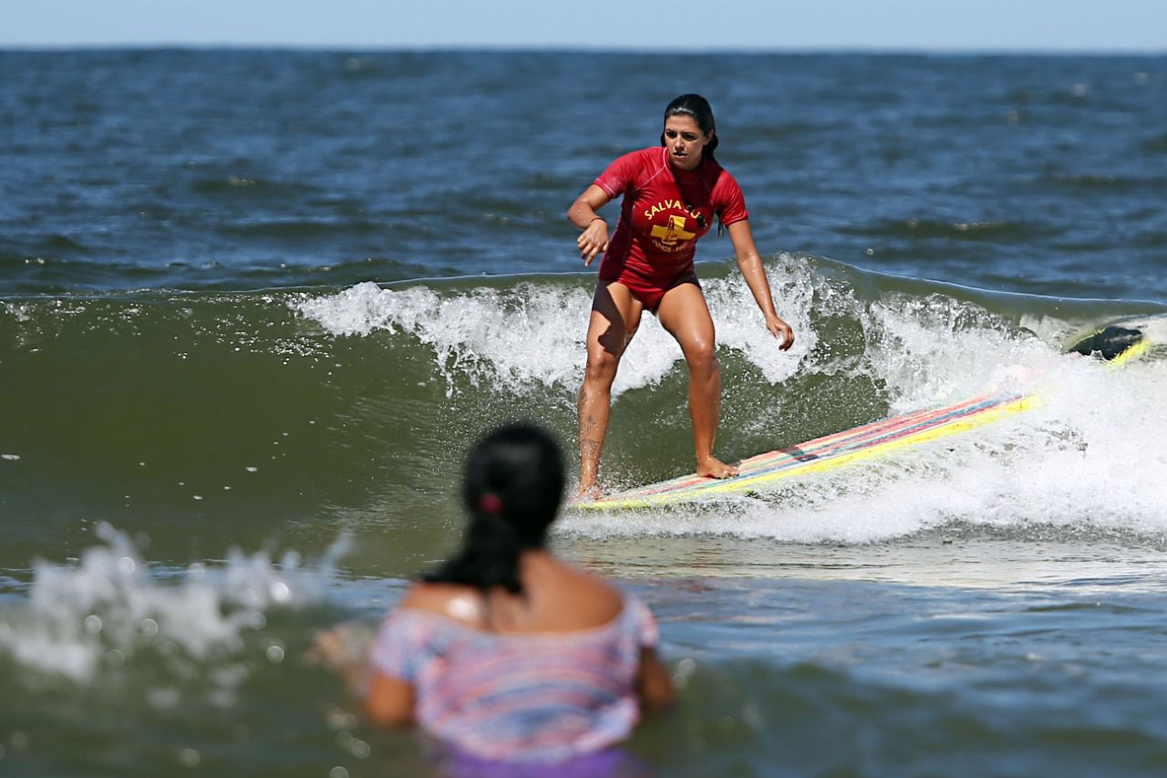 Campeã brasileira de longboard em 2013, Barbara Sieno foi uma das alunas do curso | Albari Rosa/Gazeta do Povo