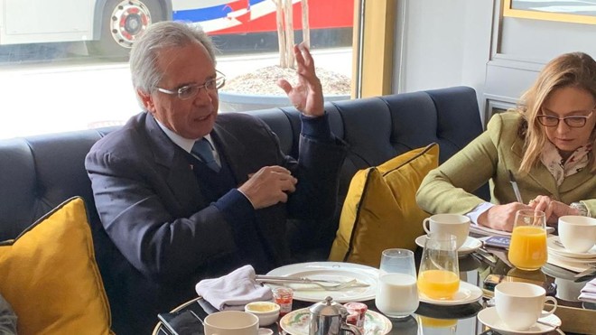 O ministro Paulo Guedes em conversa com jornalistas, em Washington: “Não precisamos reduzir a exposição à China”. | Raphael Sibilla/Gazeta do Povo