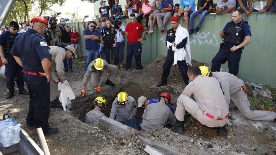 Bombeiros tiveram que cavar uma cratera com uma escavadeira para retirar homem de bueiro em Pinhai