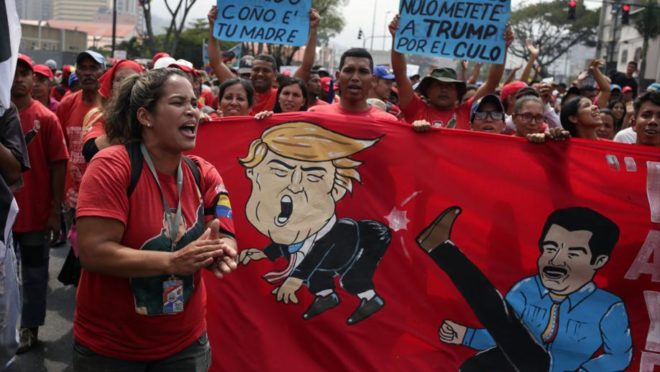 Apoiadores do ditador venezuelano Nicolás Maduro durante “Marcha Anti-imperialista” em Caracas, 30 de março. Foto: Cristian Hernandez / AFP