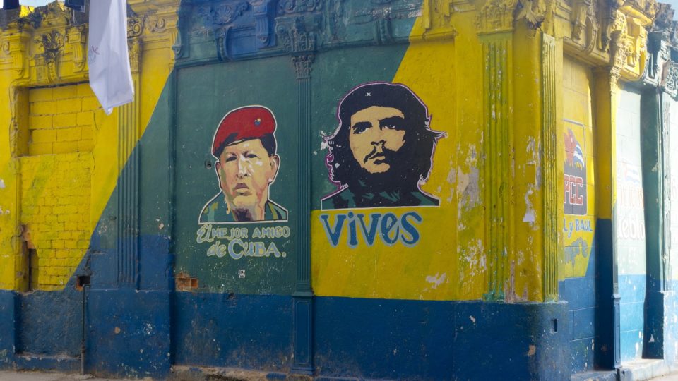 “Não era socialismo de verdade”: a melhor maneira de responder a esse argumento Em Havana, Cuba, mural mostra Hugo Chávez e Che Guevara (Foto: Pixabay)