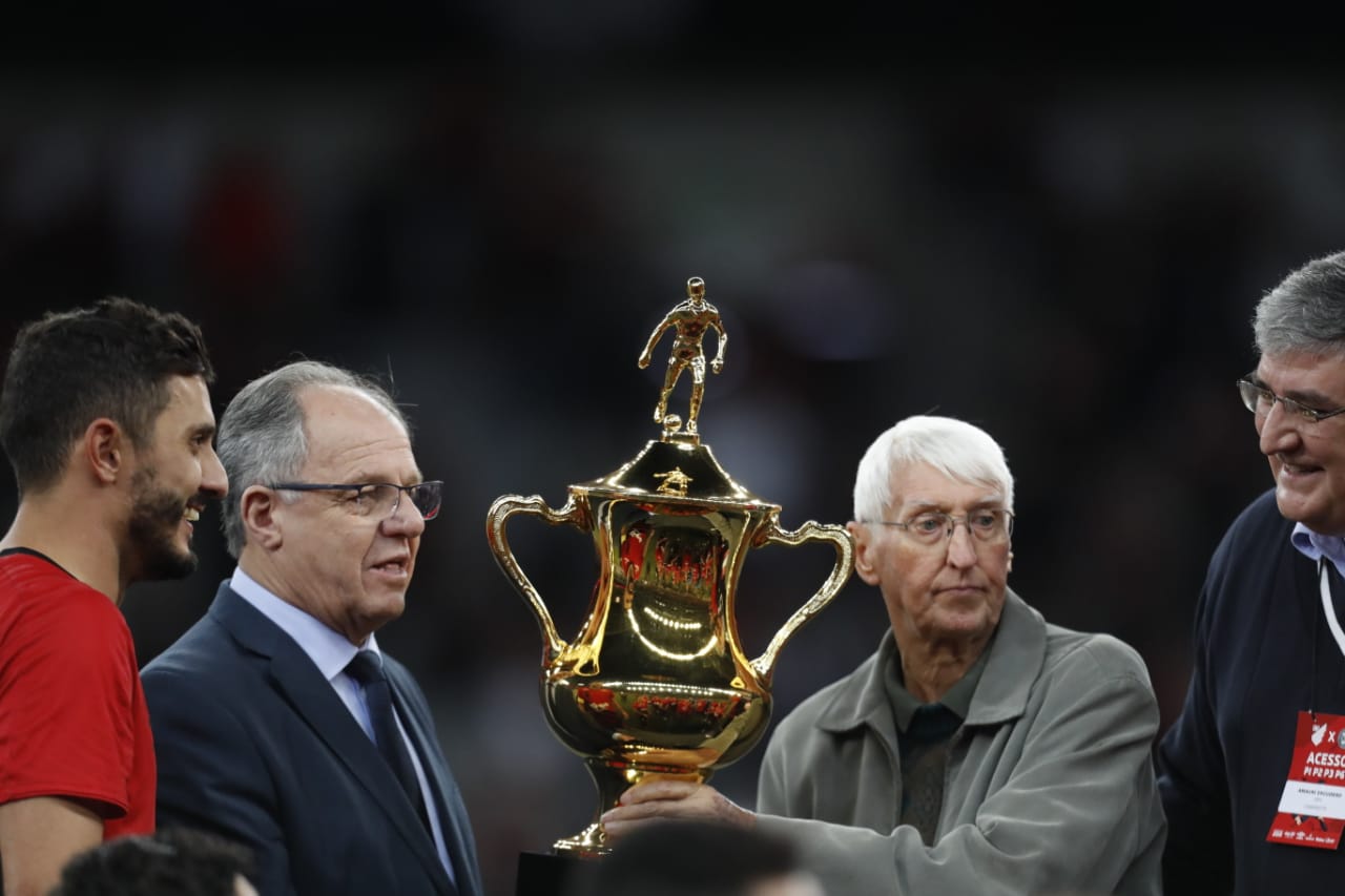 Marquinho recebe a Taça Dirceu Krüger das mãos do maior ídolo do Coritiba | Albari Rosa/Gazeta do Povo