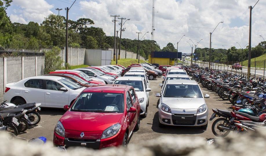 carros no pátio da prf