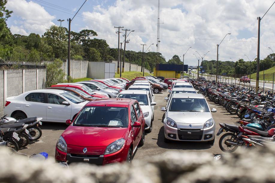 carros no pátio da prf